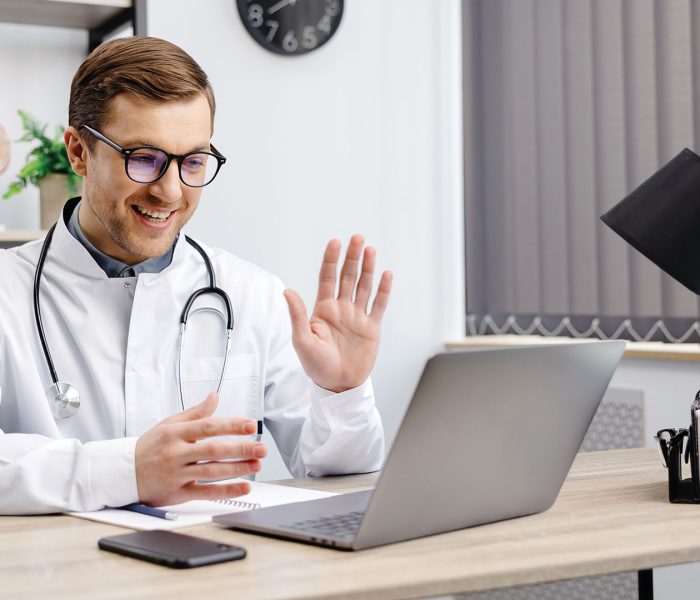 Pharmacien certifié préparant les commandes